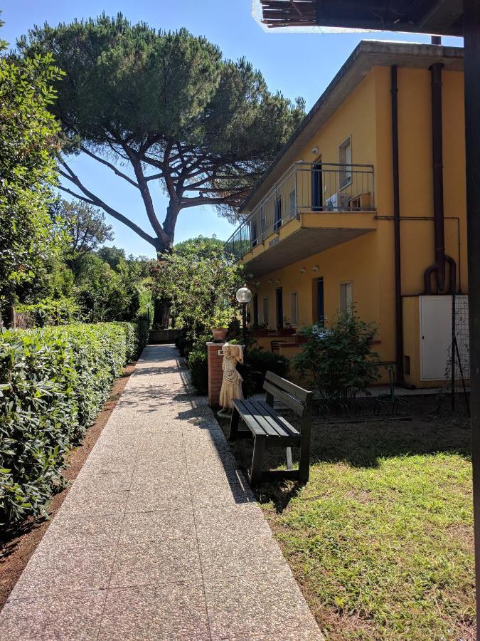 Residence Le Rose Marina Di Bibbona Exteriör bild