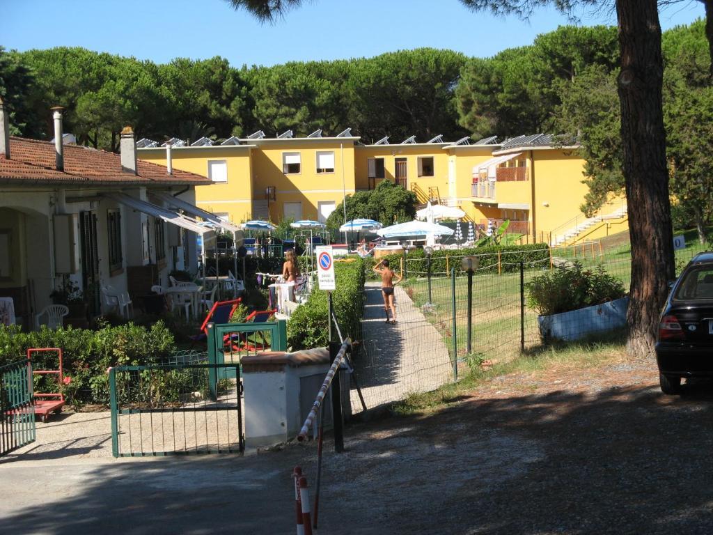 Residence Le Rose Marina Di Bibbona Exteriör bild